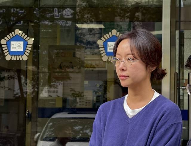 ▲ 특정경제범죄 가중 처벌 등에 관한 법률 위반(횡령) 혐의로 기소된 배우 황정음이 25일 집행유예를 선고 받고 제주지방법원을 나오면서 취재진 질문을 받고 있다. 연합뉴스