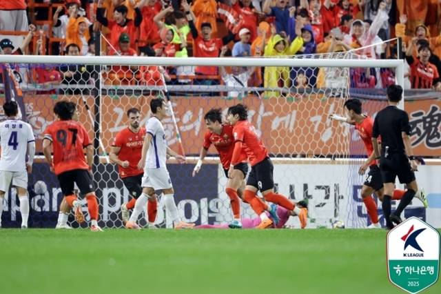 ▲ 강원FC 김건희가 5일 강릉하이원아레나에서 열린 FC안양과 하나은행 K리그1 2025 32라운드 맞대결에서 선제골을 터트린 뒤 기뻐하고 있다. 한국프로축구연맹 제공