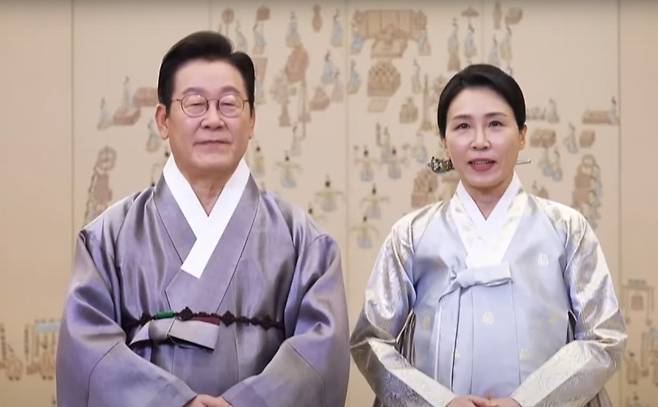 ▲추석 영상 메시지 전하는 이재명 대통령과 김혜경 여사 [연합뉴스]