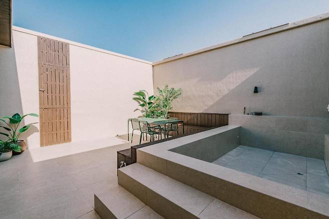 인테리어 공사 이후 조성한 루프톱 자쿠지 공간.