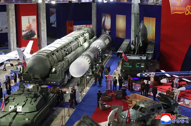 북한이 방위산업 박람회와 유사한 무장장비전시회를 3년 연속 개최해 무기체계 발전을 과시했다.  사진=연합뉴스