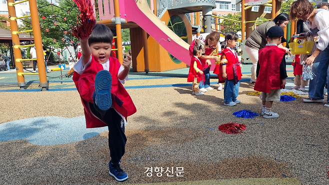 지난달 26일 ‘어린이 추석 한마당’이 열린 서울 서대문구 가재울어린이공원에서 개량 한복상의를 입은 배규민군(3)이 제기를 들고 다리를 힘껏 올리고 있다. 강한들 기자