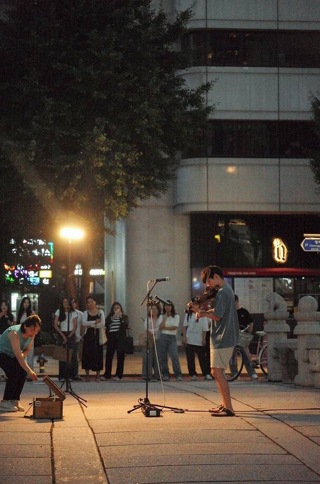 지난 6월 서울 종로구 청계천에서 김성은(27)씨가 바이올린으로 버스킹 공연을 펼치고 있다. 김씨 제공