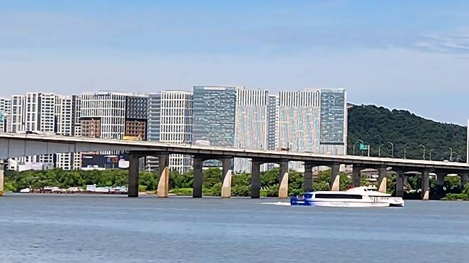 지난달 23일 한강버스가 한강을 지나고 있는 모습