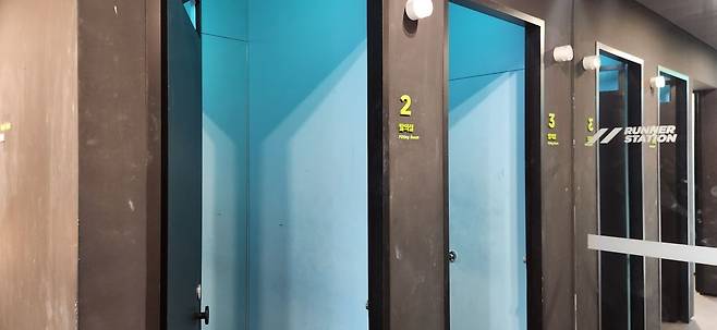 러너스테이션의 탈의실. 총 3개의 탈의실이 있다.