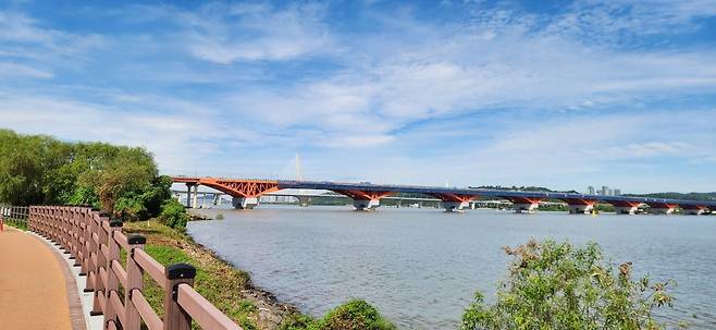 대부분이 강변을 끼고 있어 풍경을 감상하며 달리기 좋다.