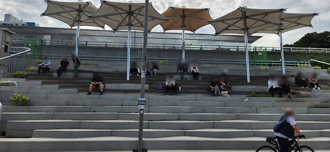 한강버스 마곡선착장 맞은편에는 편히 앉아 쉴 수 있는 계단형 휴게 공간이 마련돼 있다.