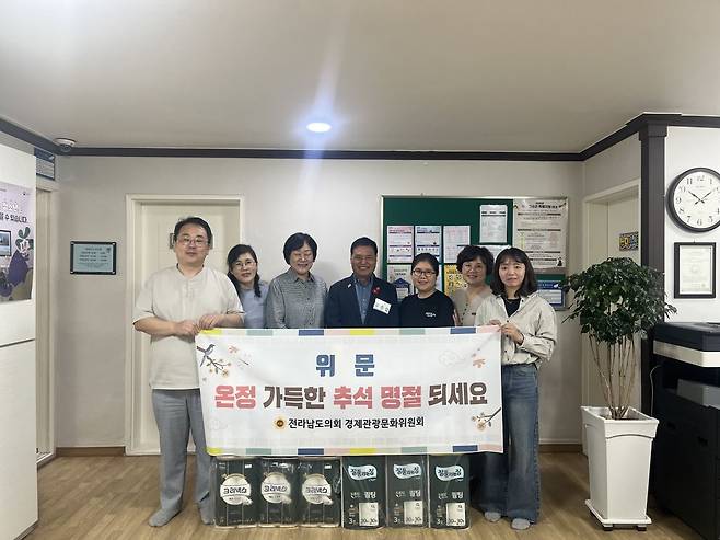 주종섭(가운데) 의원, 사회복지시설_위문. 전남도의회 제공