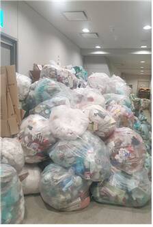 최근 인천국제공항 내 직원 근무 공간에 쓰레기 더미가 쌓여 있는 모습. 민주노총 공공운수노조 인천공항지역지부 제공