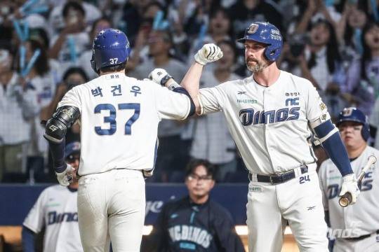NC 박건우(왼쪽)와 데이비슨. 사진[연합뉴스]
