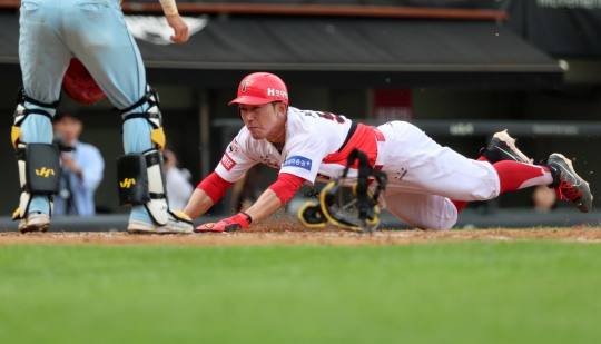 슬라이딩 시도하는 서건창. 사진=연합뉴스