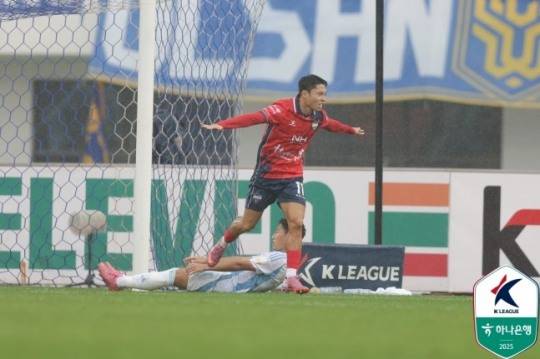 골세리머니를 펼치는 김천 상무 이동준