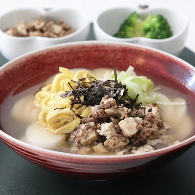 다져서 볶은 소고기와 잘게 썬 두부. 먹음직스러운 이 떡국 고명이 바로 경상도식 떡국의 꾸미다. [사진 출처=dongmi__lee 인스타그램]