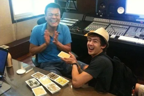 이 떡고가 아니다. 2PM 멤버 닉쿤이 떡 조공을 바치자 진심으로 기뻐하는 가수 겸 프로듀서 겸 대통령 직속 대중문화교류위원회 공동위원장 박진영. 떡을 즐겨 먹는 그의 별명은 한때 ‘떡 먹는 고릴라(떡고)’였다.  [사진 출처=박진영 SNS]