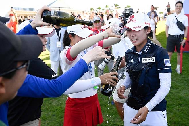 초청선수로 우승을 차지한 황유민에게 동료들이 축하 샴페인 세례를 하고 있다. AFP연합뉴스