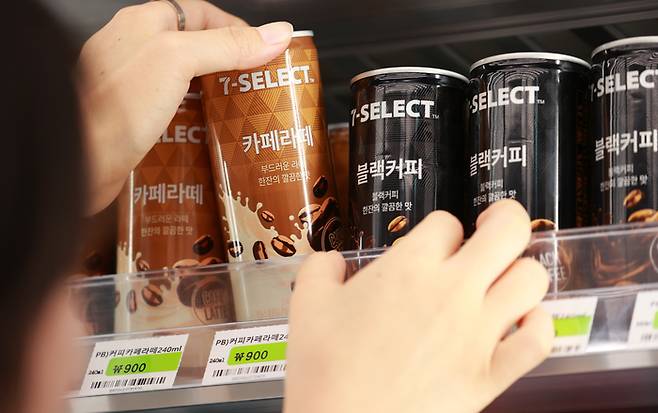 서울 시내 편의점 세븐일레븐에 진열된 세븐셀렉트 캔커피. [사진 = 연합뉴스]