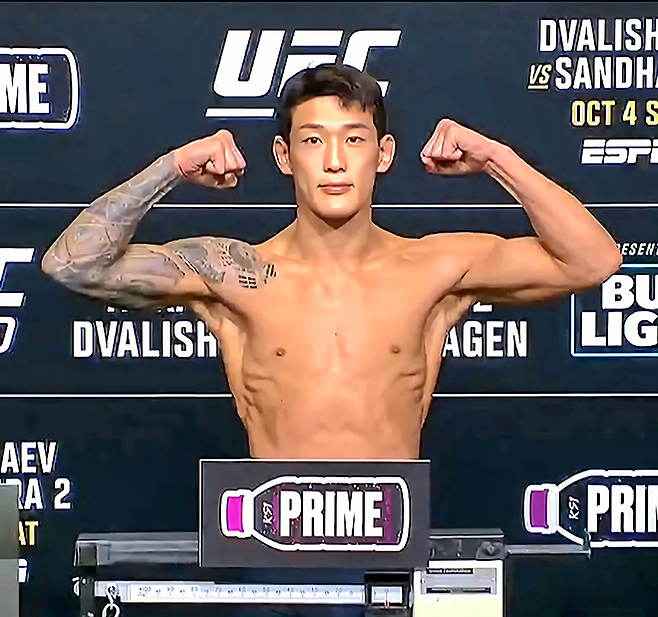 ‘좀비 주니어’ 유주상이 2025년 10월 UFC 320 Preliminary card 제3경기 5분×3라운드 계약 체중 69.4㎏ 계체를 통과하고 있다. 사진=TKO