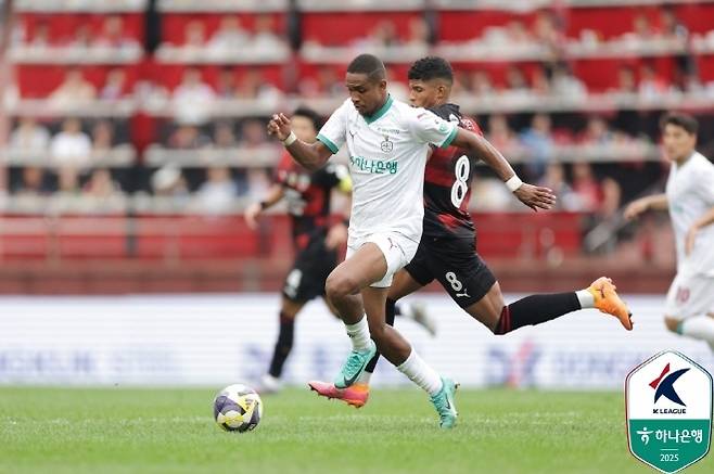 대전 에르난데스(사진 왼쪽)를 따라붙고 있는 오베르단. 사진=한국프로축구연맹