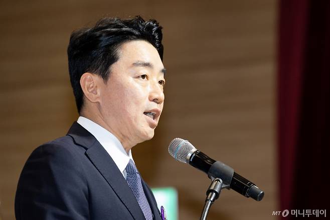(서울=뉴스1) 유승관 기자 = 강훈식 대통령 비서실장이 19일 서울 여의도 국회 의원회관에서 열린 더불어민주당 창당 70주년 기념식에서 이재명 대통령의 축사를 대독하고 있다. 2025.9.19/뉴스1 Copyright (C) 뉴스1. All rights reserved. 무단 전재 및 재배포, AI학습 이용 금지. /사진=(서울=뉴스1) 유승관 기자