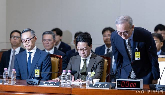 김영섭 KT 대표이사가 지난달 24일 서울 여의도 국회 과학기술정보방송통신위원회에서 열린 대규모 해킹사고(통신·금융) 관련 청문회에 출석해 인사하는 모습./사진=뉴스1