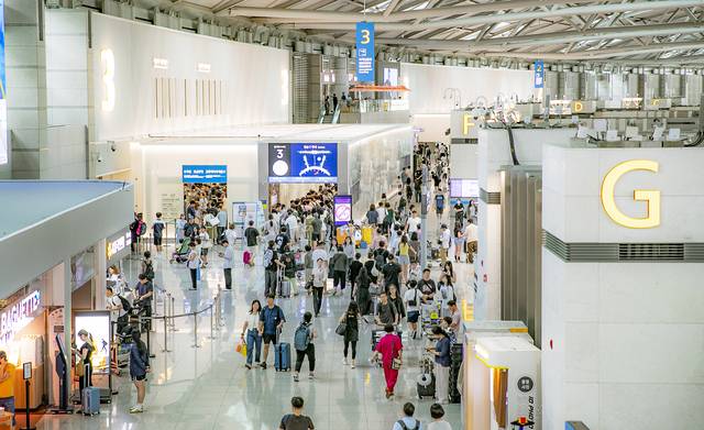 이번 연휴에도 해외로  : 인천국제공항 여객터미널의 모습. 인천국제공항공사에 따르면 추석연휴 기간 일평균 22만명을 넘는 사람이 인천공항을 이용할 것으로 전망된다. 인천국제공항공사 제공