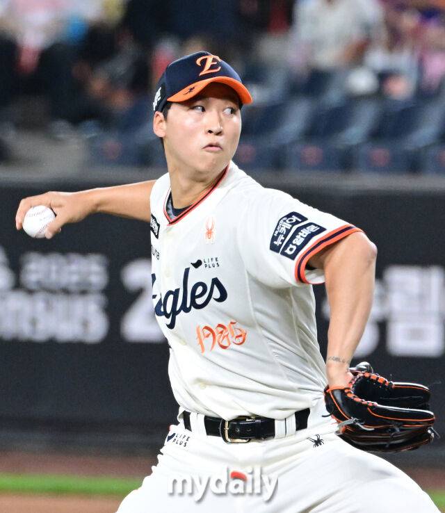 2025년 9월 27일 오후 대전 한화생명 볼파크에서 열린 '2025 신한 SOL뱅크 KBO 리그' LG 트윈스와 한화 이글스의 경기. 한화 엄상백이 7회초 구원등판해 역투하고 있다./마이데일리