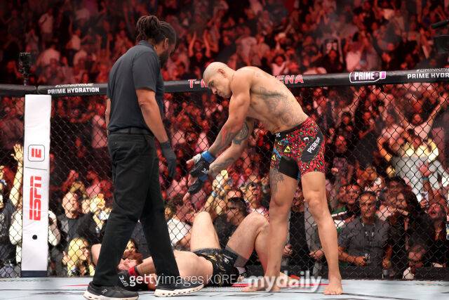 승리 후 도발 포즈를 취하는 페레이라(오른쪽). /게티이미지코리아