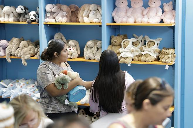 미 일리노이주 시카고에서 열린 젤리캣 체험형 매장에서 사람들이 쇼핑을 하고 있다. [게티이미지]
