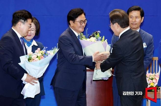 우원식 의장 후보 당선 후 축하 받아