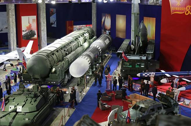 북한이 방위산업전시회 격인 무장장비전시회 ‘국방발전-2025’를 개최했다. 김정은 북한 국무위원장은 개막식 기념연설에서 한미 핵동맹 진화에 대응해 특수자산을 주요표적에 할당했다며 한국 영토가 안전할 수 있겠느냐는 위협을 쏟아내기도 했다. [평양 노동시문=뉴스1]