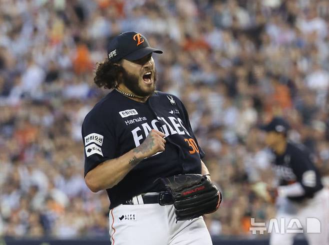 [서울=뉴시스] 배훈식 기자 = 24일 오후 서울 송파구 잠실야구장에서 열린 2025 신한 쏠뱅크 KBO리그 두산 베어스와 한화 이글스의 경기, 5회말 2사 3루 위기를 무실점으로 넘긴 한화 선발 폰세가 포효하고 있다. 2025.07.24. dahora83@newsis.com