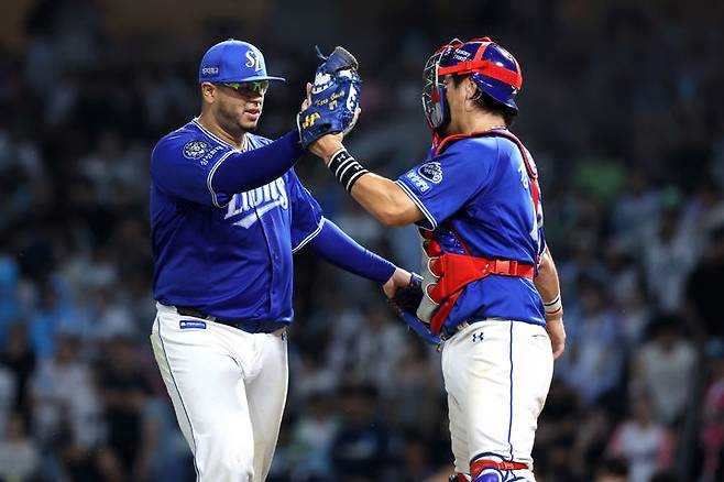 [서울=뉴시스] 프로야구 삼성 라이온즈 아리엘 후라도가 19일 창원NC파크에서 열린 2025 신한 쏠뱅크 KBO리그 NC 다이노스와의 경기에 선발 등판해 호투를 펼친 뒤 강민호와 하이파이브를 하고 있다. (사진=삼성 라이온즈 제공) 2025.08.19.