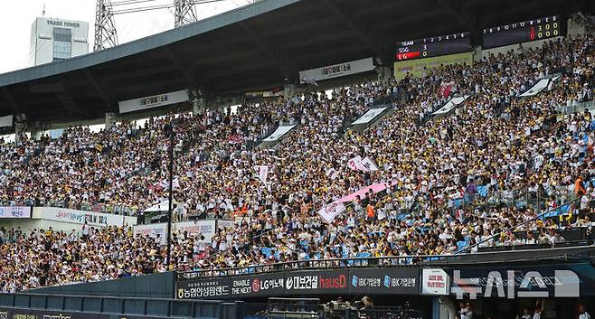 [서울=뉴시스] 최진석 기자 = 7일 서울 잠실야구장에서 열린 ‘2025 KBO리그’ SSG 랜더스와 LG 트윈스의 경기, 야구팬들이 응원을 하고 있다. KBO(한국야구위원회)에 따르면  지난 5일 프로야구 누적 관중 1090만1173명을 기록, 이는 635경기 만에 세운 단일 시즌 역대 최다 기록이다. 2025.09.07. myjs@newsis.com