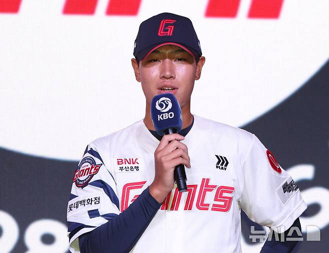 [서울=뉴시스] 황준선 기자 = 17일 오후 서울 송파구 롯데호텔월드에서 열린 2026 KBO 신인 드래프트에서 롯데 자이언츠 1라운드 지명된 동산고 신동건이 소감을 밝히고 있다. 2025.09.17. hwang@newsis.com