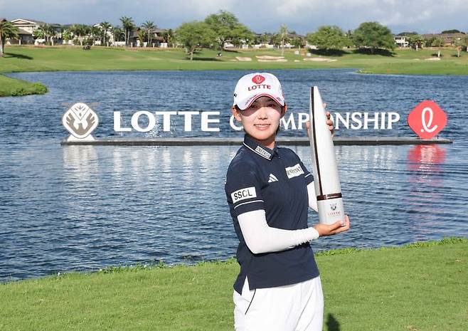 [서울=뉴시스] 황유민이 4일(현지 시간) 하와이 오하우섬 에바비치 호아칼레이CC에서 열린 '2025 롯데 챔피언십'에서 우승을 차지한 뒤 트로피를 들고 포즈를 취하고 있다. (사진=대홍기획 제공) 2025.10.05. photo@newsis.com *재판매 및 DB 금지