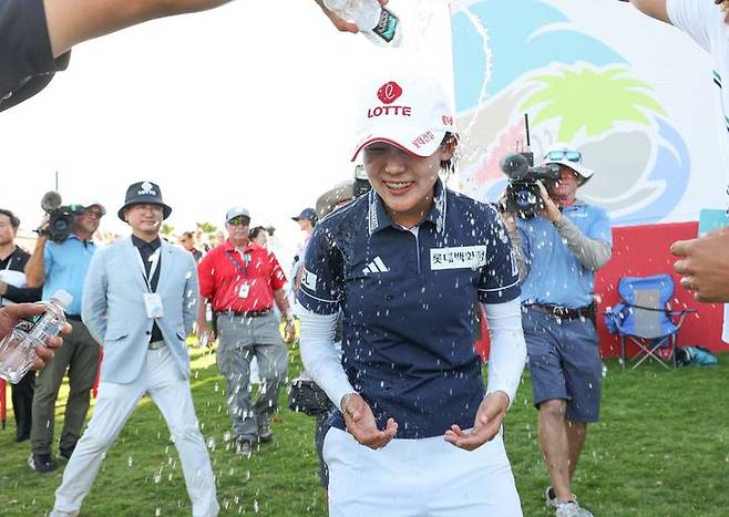 [서울=뉴시스] 황유민이 4일(현지 시간) 하와이 오하우섬 에바비치 호아칼레이CC에서 열린 '2025 롯데 챔피언십' FR에서 우승을 차지한 뒤 동료들의 축하를 받고 있다. (사진=대홍기획 제공) 2025.10.05. photo@newsis.com *재판매 및 DB 금지