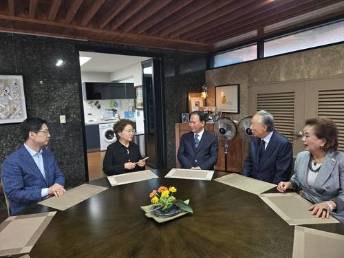 권양숙 여사와 환담하는 권노갑 김대중재단 이사장 (서울=연합뉴스) 김대중재단은 권노갑(왼쪽 네 번째) 이사장이 지난 3일 경남 김해 봉하마을을 찾아 노무현 전 대통령 묘소를 참배하고, 권양숙(왼쪽 두 번째) 여사, 김경수(왼쪽 첫 번째) 전 경남지사 등과 차를 마시며 담소했다고 5일 밝혔다.  [김대중재단 제공. 재판매 및 DB 금지]