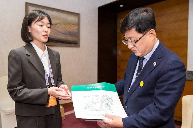 지난 9월 26일~29일 중국 산둥성 옌타이 개최 제26차 한중일 환경장관회의(TEMM26) 부대행사로 열린 TEMM 청년포럼에 한국대표단으로 참여한 강다영(24)양이 김성환 장관에게 청년대표들의 정책 제안을 담은 그린레터를 전달한 모습. 기후에너지환경부 제공