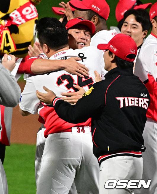 [OSEN=광주, 지형준 기자] KIA 타이거즈가 불패의 12번째 우승을 달성했다.&nbsp;KIA는 28일 광주-기아 챔피언스필드에서 열린 삼성 라이온즈와의 2024 신한은행 SOL 뱅크 KBO 한국시리즈 5차전에서 접전끝에 7-5로 승리했다.&nbsp;선발 양현종이 홈런 3개를 맞고 5실점했으나 두터운 불펜이 무실점으로 막고 추격전을 벌였다.&nbsp;최형우의 홈런포함 2타점, 김태군의 역전타와 박찬호의 귀중한 쐐기타가 나왔다. 시리즈&nbsp;4승1패로 우승의 감격을 누렸다.&nbsp;KIA 최형우, 서건창이 우승을 기뻐하고 있다. 2024.10.28 / jpnews@osen.co.kr