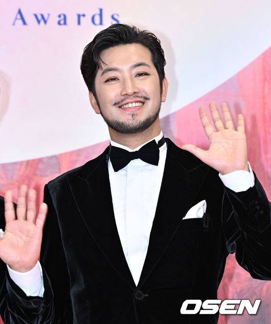 [OSEN=조은정 기자]제 60회 백상예술대상 레드카펫 행사가 7일 서울 강남구 코엑스에서 열렸다.'60회 백상예술대상’에는 지난 1년간 TV·영화·연극 분야에서 활약한 대중문화 예술계 종사자들이 총출동한다. 지난해에 이어 관객과 함께 즐기는 축제의 장이다. 백상만의 품격 있는 시상식으로 관객들의 눈과 귀를 즐겁게 할 예정이다. 올해도 신동엽·수지·박보검이 MC를 맡아 믿고 보는 진행력을 자랑한다.&nbsp;웹툰작가 침착맨이 레드카펫을 밟고 있다.  2024.05.07 /cej@osen.co.kr