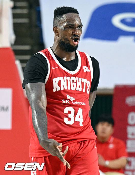 [OSEN=잠실, 조은정 기자]5일 서울 송파구 학생체육관에서 2025-2026 LG전자 프로농구 서울 SK 나이츠와 수원 KT 소닉붐의 경기가 열렸다.개막전에서 나란히 승리를 신고한 두 팀의 올 시즌 첫 맞대결이다.3쿼터 워니가 3점슛을 성공한 뒤 기뻐하고 있다. 2025.10.05 /cej@osen.co.kr