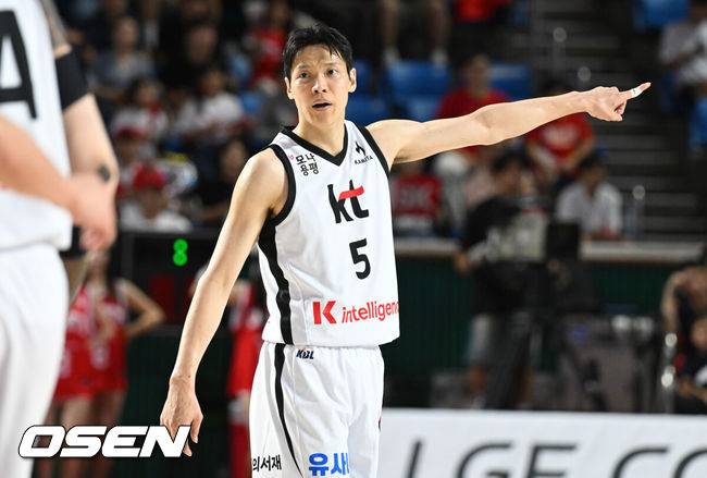 [OSEN=잠실, 조은정 기자]5일 서울 송파구 학생체육관에서 2025-2026 LG전자 프로농구 서울 SK 나이츠와 수원 KT 소닉붐의 경기가 열렸다.개막전에서 나란히 승리를 신고한 두 팀의 올 시즌 첫 맞대결이다.3쿼터 KT 김선형이 경기를 뛰고 있다. 2025.10.05 /cej@osen.co.kr