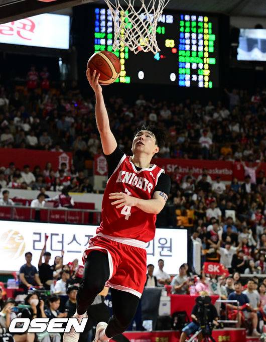 [OSEN=잠실, 조은정 기자]5일 서울 송파구 학생체육관에서 2025-2026 LG전자 프로농구 서울 SK 나이츠와 수원 KT 소닉붐의 경기가 열렸다.개막전에서 나란히 승리를 신고한 두 팀의 올 시즌 첫 맞대결이다.4쿼터 SK 김낙현이 속공을 성공하고 있다. 2025.10.05 /cej@osen.co.kr