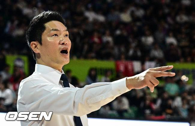 [OSEN=잠실, 조은정 기자]자밀 워니가 폭발한 서울 SK가 2연승에 성공했다.&nbsp;서울 SK는 5일 잠실학생체육관에서 열린 2025-2026 LG전자 프로농구 수원 KT와 맞대결서 104-64로 승리했다.SK 전희철 감독이 작전을 지시하고 있다. 2025.10.05 /cej@osen.co.kr