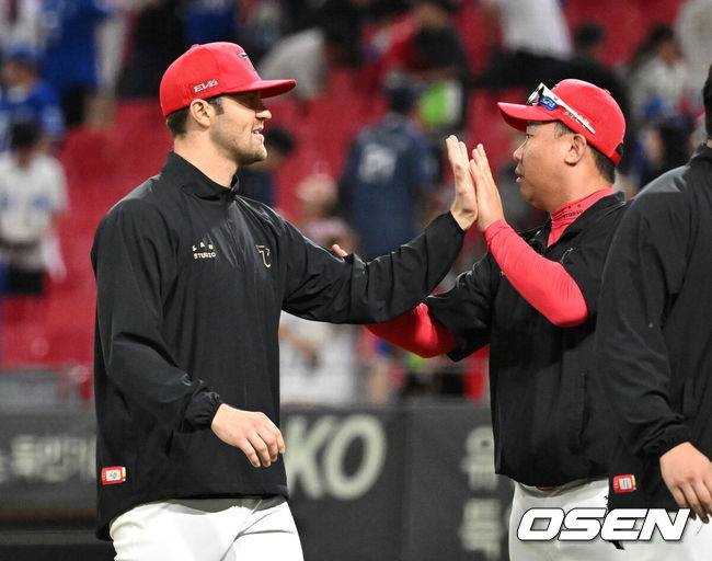 [OSEN=광주, 이대선 기자] KIA 타이거즈는 10일 광주-기아 챔피언스필드에서 열린 2025 신한은행 SOL bank KBO리그 삼성 라이온즈와의 경기를 4-0으로 승리했다. 경기 종료 후 KIA 네일이 이범호 감독과 승리의 기쁨을 나누고 있다. 2025.09.10 /sunday@osen.co.kr