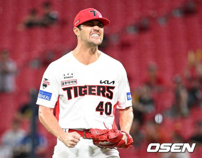 [OSEN=광주, 이대선 기자] 10일 오후 광주-기아 챔피언스필드에서 2025 신한 SOL Bank KBO리그 KIA 타이거즈와 삼성 라이온즈의 경기가 열렸다. KIA는 네일, 삼성은 가라비토를 선발 투수로 내세웠다.5회초 2사 만루에서 KIA 네일이 삼성 강민호를 땅볼로 처리하고 환호하고 있다. 2025.09.10 /sunday@osen.co.kr