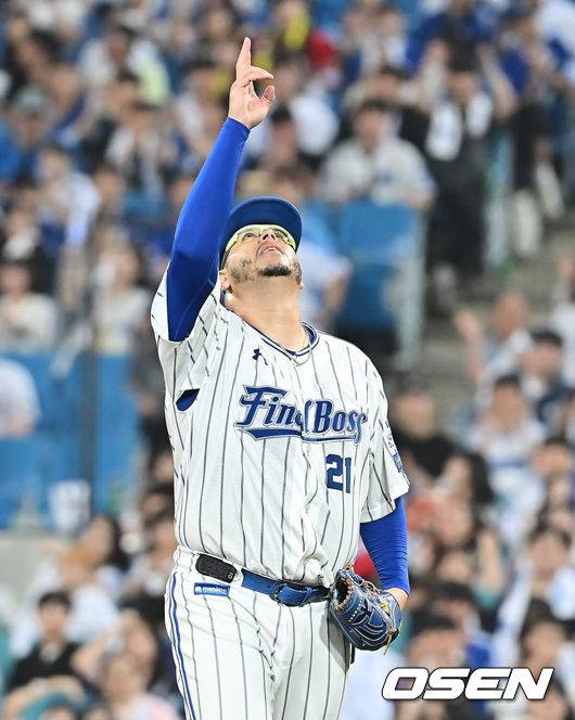 [OSEN=대구, 이석우 기자] 30일 대구삼성라이온즈파크에서 2025 신한 SOL 뱅크 KBO 리그 삼성 라이온즈와 KIA 타이거즈의 경기가 열렸다. 홈팀 삼성은 후라도가, 방문팀 KIA는 김태형이 선발 출전했다. 삼성 라이온즈 선발 투수 후라도가 7회초 2사 KIA 타이거즈 위즈덤을 삼진으로 잡고 세리머니를 하고 있다. 2025.09.30 / foto0307@osen.co.kr