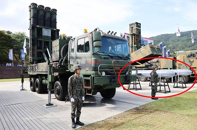 국방부는 건군 77주년을 맞아 국군이 보유한 유·무인 복합체계 신무기를 공개했다. 사진은 지난달 29일 국군의날 미디어데이 행사에서 공개된 유도무기들. 붉은 원의 미사일들이 해성-Ⅱ(왼쪽)와&nbsp;현무-Ⅲ&nbsp;순항미사일. 계룡=연합뉴스