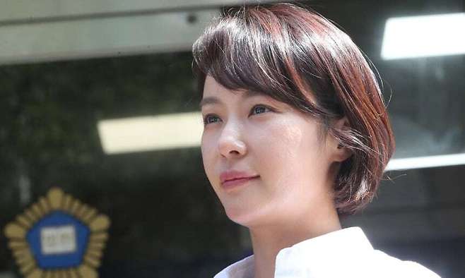 8월 21일 결심 공판이 끝난 뒤&nbsp;취재진 앞에 선 배우 황정음. 뉴스1