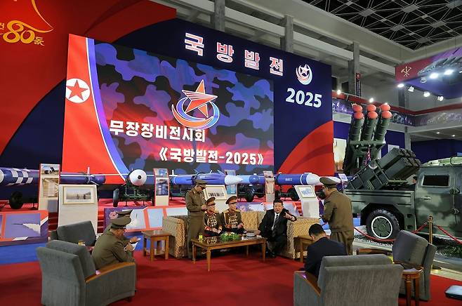 북한 노동당 기관지 노동신문은 5일 무장장비전시회 ‘국방발전-2025’가 지난 4일 수도 평양에서 성황리에 개막했다”고 보도하며 관련 사진을 공개했다. 김정은 국무위원장이 간부들과 함께 대화를 나누는 모습.&nbsp;노동신문·뉴스1